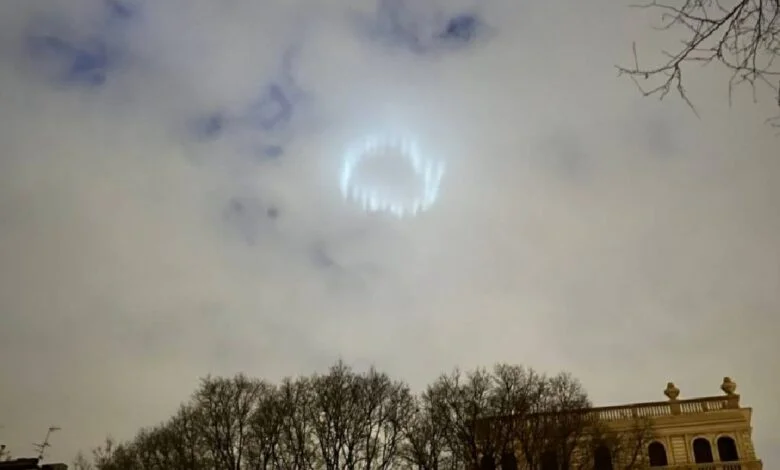 Aparece un misterioso anillo de luces en cielo en Milán, Italia