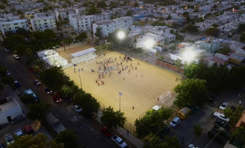 Alcaldesa de La Paz entregó cancha de fútbol en la colonia Misioneros