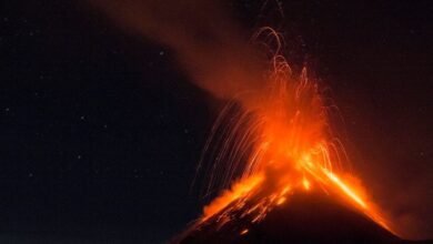Hace erupción volcán en la isla de Suwanosejima, Japón