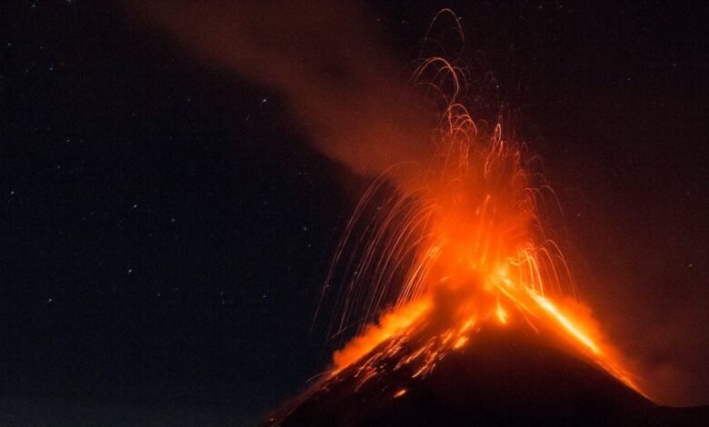 Hace erupción volcán en la isla de Suwanosejima, Japón