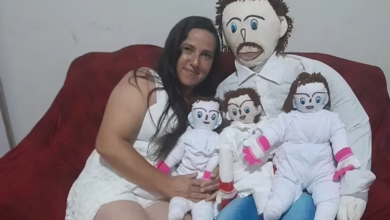 La tiktoker que “se casó” con un muñeco de trapo ahora es madre de tres hijos de trapo