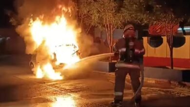 Conductor no se había percatado que su carro ardía en llamas mientras conducía