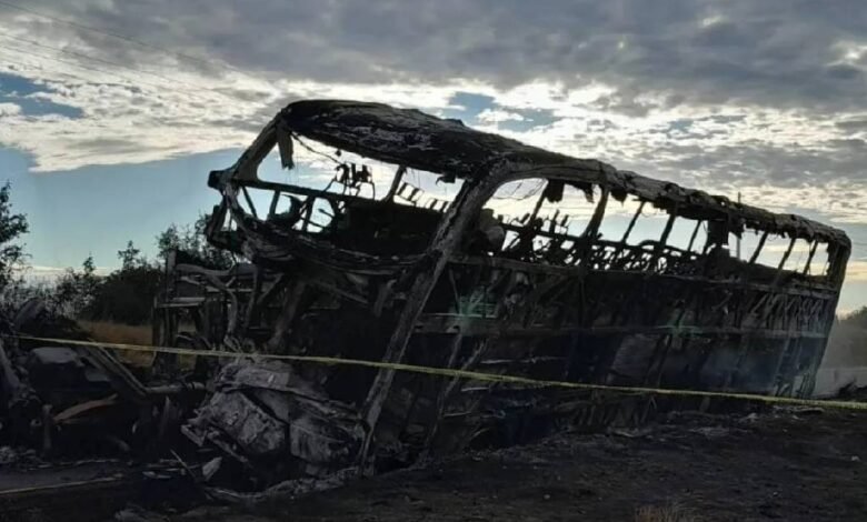 Suman 22 fallecidos tras choque de autobús contra tráiler en Sinaloa