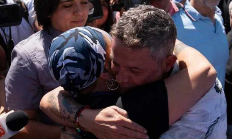 Alejandro Sanz visita zona devastada en Chile