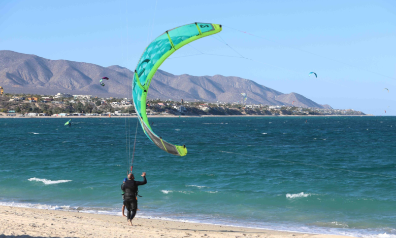 Aumento de temperaturas atrae a fanáticos del kitesurf en Baja California Sur
