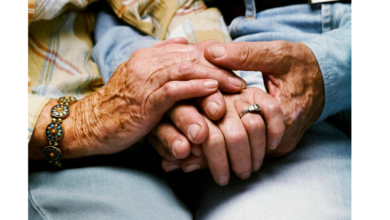Abuelitos dan último respiro tomados de las manos por doble eutanasia en Países Bajos