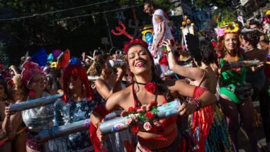 Amanece Rio de Janeiro con desfile masivo por el Carnaval