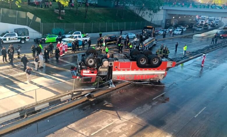 Unidad de bomberos vuelca al dirigirse a incendio