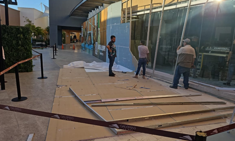 Se desploma pared de tablaroca en Plaza Galerías en La Paz, casi cae encima de un menor