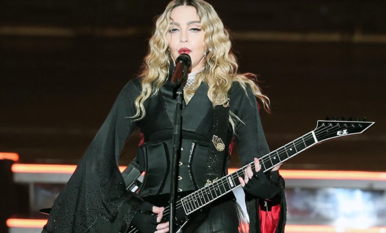 Madonna reclama a fan por no pararse en su concierto; estaba en silla de ruedas