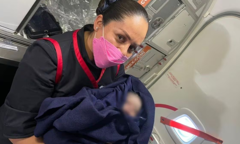 Premian a doctora que ayudó a nacer un bebé en pleno vuelo de Aeroméxico