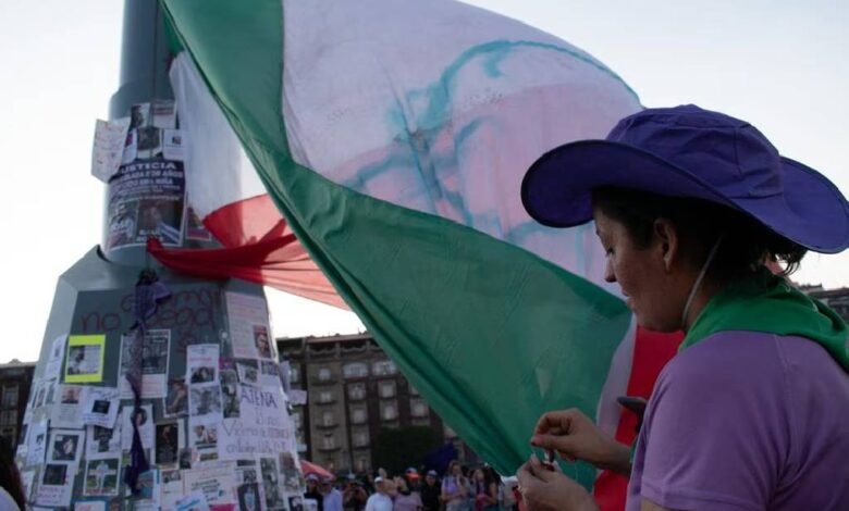 Feministas colocan su propia bandera tricolor