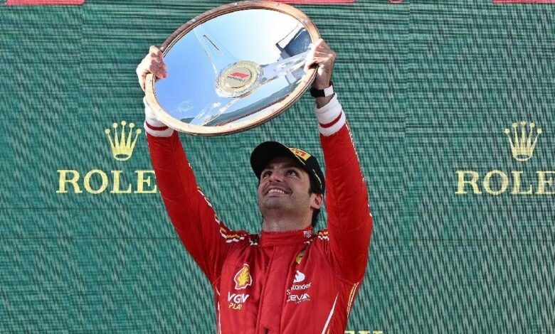 Carlos Sainz ganó el GP de Australia, Checo llegó en quinta y Verstappen quedó descalificado