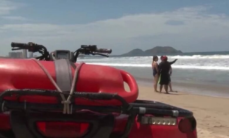 Rescatan a 8 turistas en playas de Sinaloa