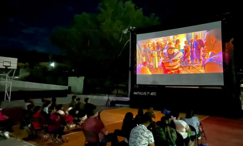 Instalan mega pantalla en Los Cabos por el Día Del Niño