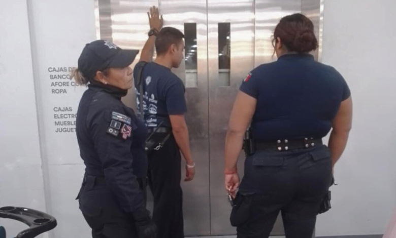 Mujer y dos menores quedaron atrapados en elevador de un Coppel en La Paz