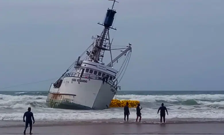Encalla una embarcación en Puerto Adolfo López Mateos, Comondú, temen derrame de hidrocarburo