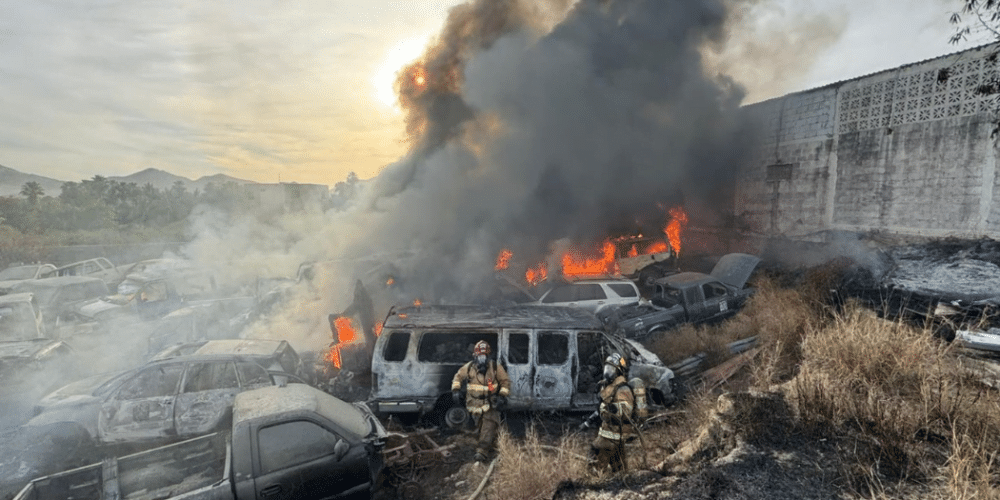 Se registra un incendio en corralón de autos en San José del Cabo