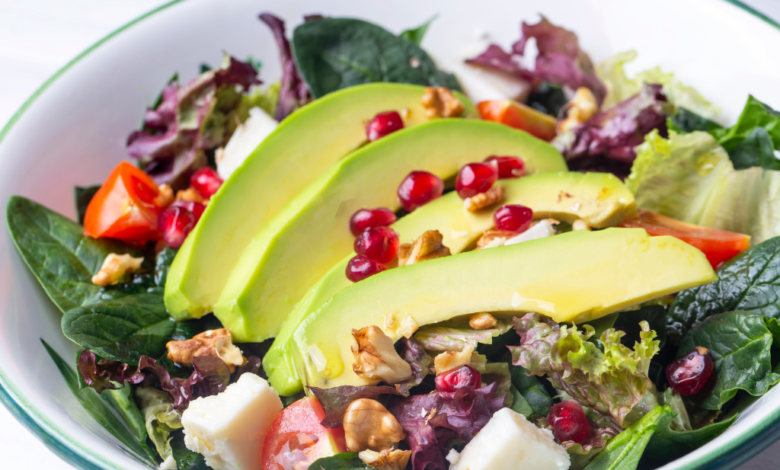 Ensalada ligera y saludable de pollo con espinacas