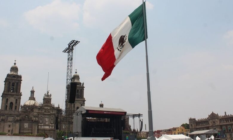 Bandera izada en el Zócalo durante concierto causa polémica