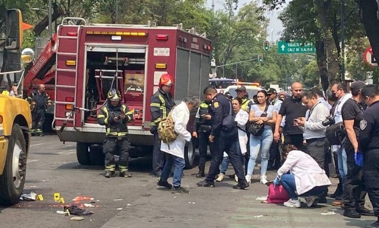 Mujer ciclista se lesiona por pasarse un alto