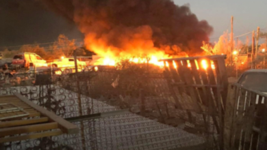 Incendio 'arrasa' con una casa y varios carros en Los Cabos
