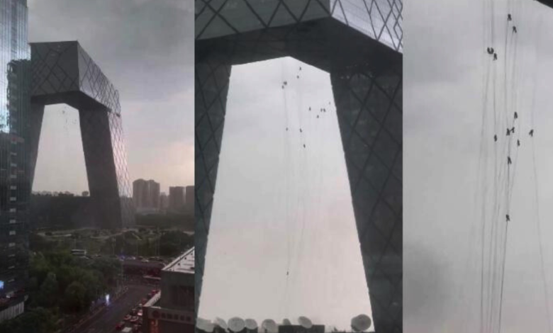 Video: Se quedan colgando limpiadores de vidrios en edificio de Beijing, China
