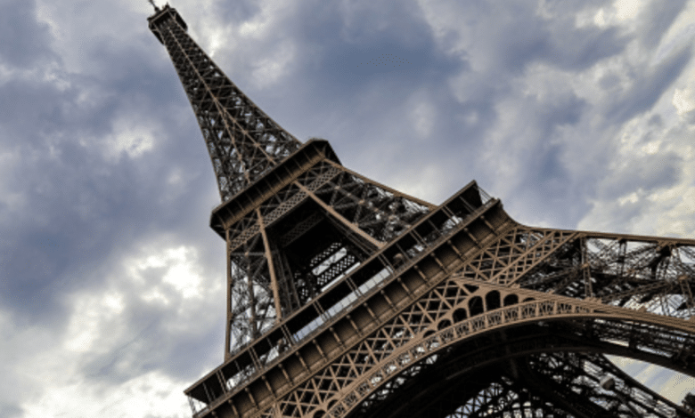 Video: Captan momento en el que un rayo impacta contra la Torre Eiffel