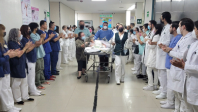 Doctores despiden entre aplausos al niño donador de órganos en La Paz