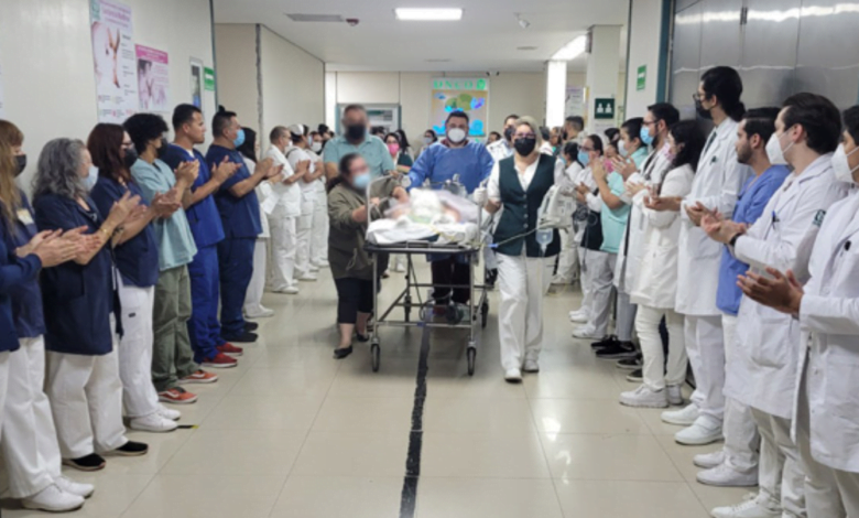 Doctores despiden entre aplausos al niño donador de órganos en La Paz