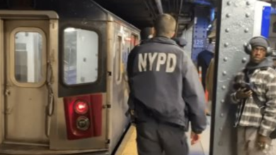 Hombre lanza líquido flamable a pasajero del metro en Nueva York
