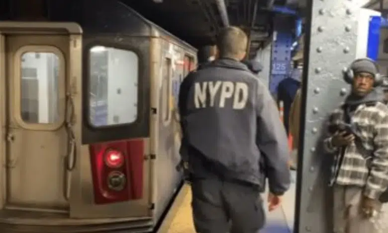 Hombre lanza líquido flamable a pasajero del metro en Nueva York