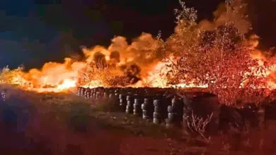 Gran incendio arrasa con un centenar de llantas en La Paz