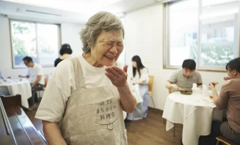 Así funciona este restaurante de "Pedidos Equivocados" en Tokio, sus empleados son abuelitos con Alzheimer