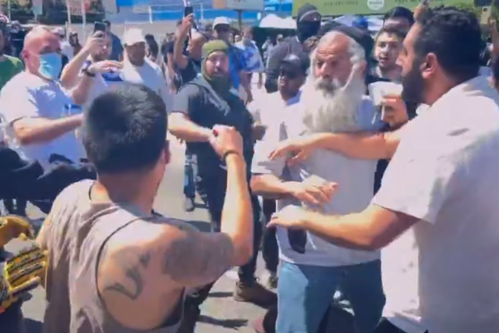 Manifestantes propalestinos y judíos se enfrentan afuera de una sinagoga en Los Ángeles