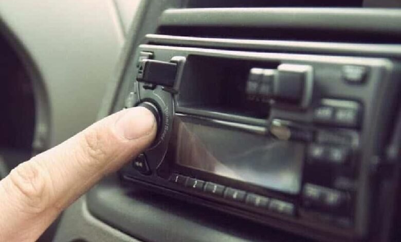 De cuánto es la multa por escuchar música muy alta en el auto