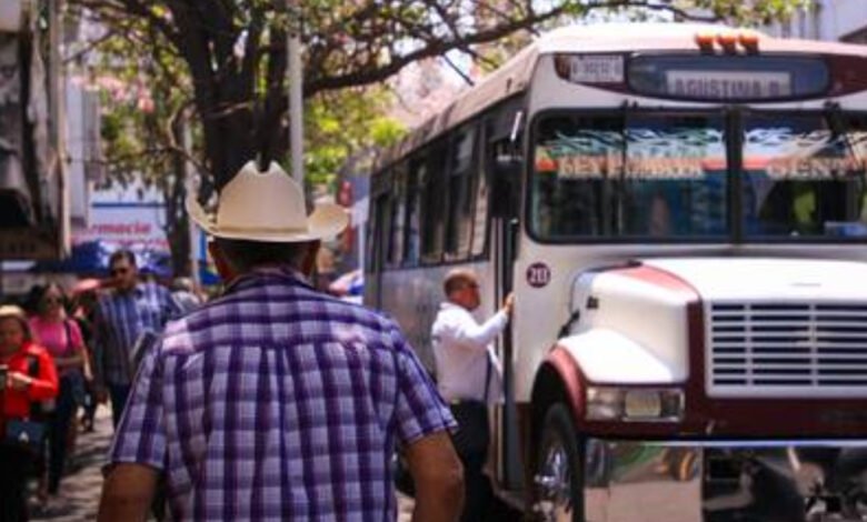 Pasajeros de autobús en carretera de Hermosillo sufre golpe de calor