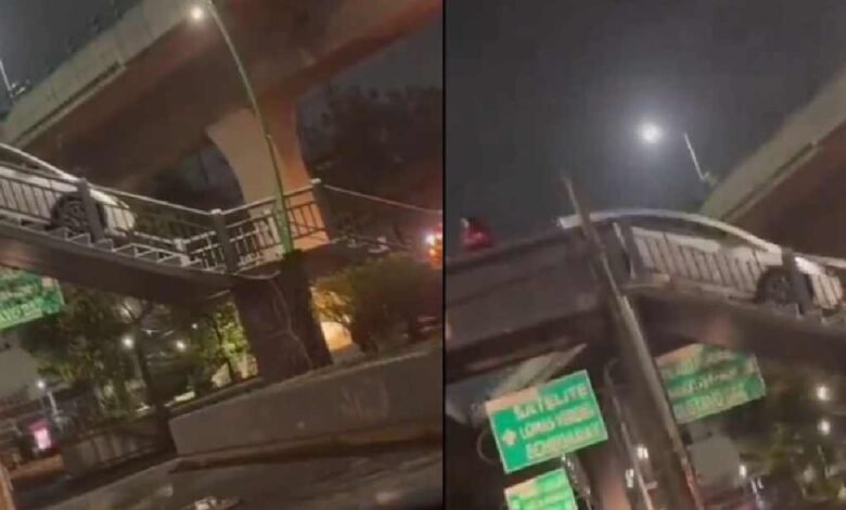 Conductor intenta cruzar puente peatonal con vehículo en Naucalpan