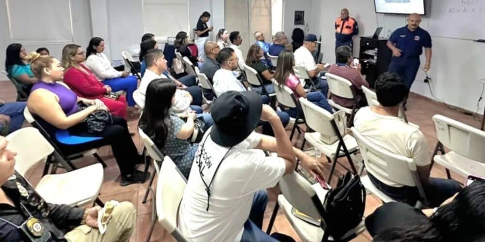 Imparten conferencia “Aprendiendo del Pasado” sobre huracanes en Los Cabos