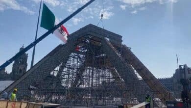 Dan forma a pirámide de Kukulkán en la explanada del Zócalo