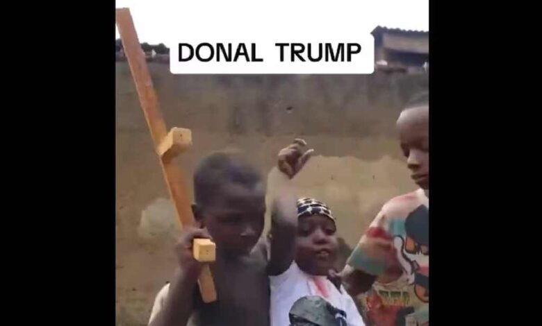 Niños de Uganda recrean el atentado contra Donald Trump