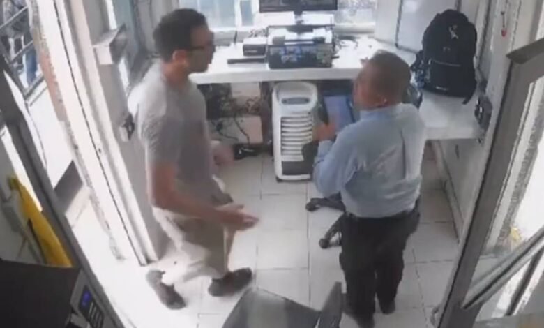 Video. Otra vez en Nuevo León, sujeto agrede a golpes a guardia de seguridad en San Pedro Garza