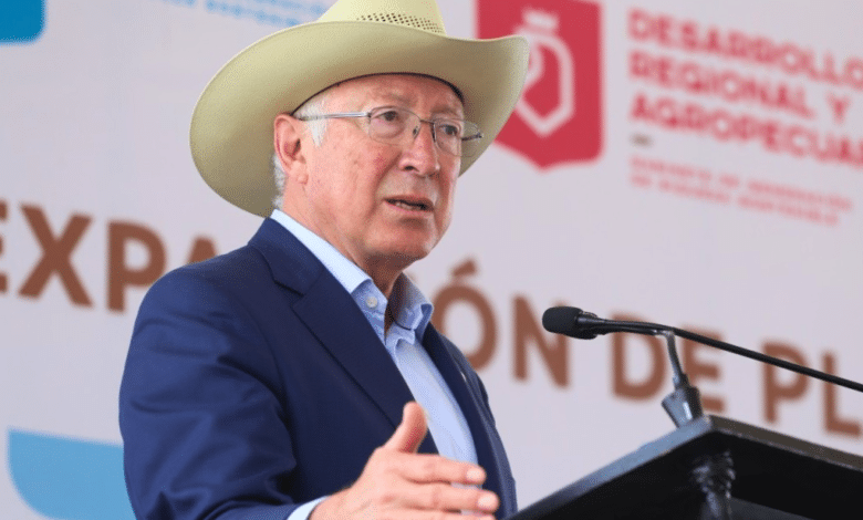 Embajador Ken Salazar da positivo a Covid-19