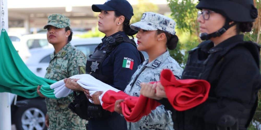 Se lleva a cabo izamiento de la Bandera Nacional en el Palacio Municipal, BCS