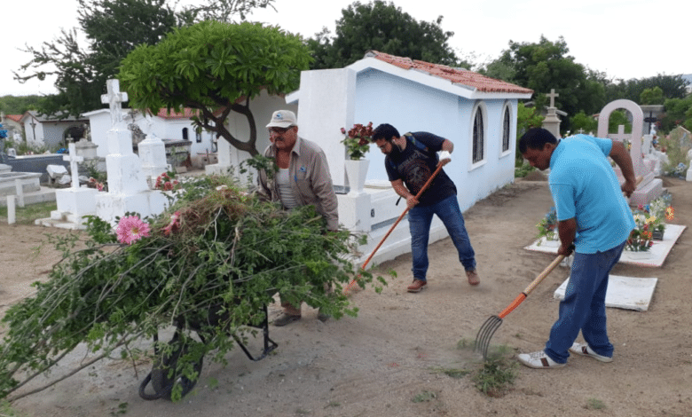 Realizan limpieza en panteones por Día de Muertos en Los Cabos