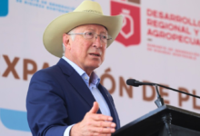 Embajador Ken Salazar da positivo a Covid-19