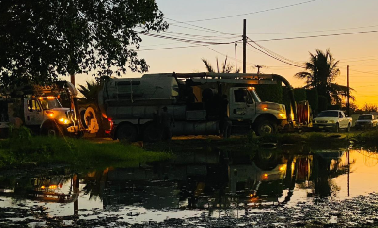 Mitigan derrame de aguas negras en Comundú