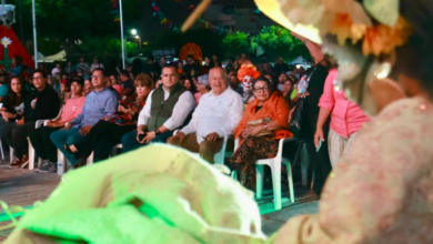 Asiste gobernador Víctor Manuel Castro Cosío al festival tradicional del Día de Muertos