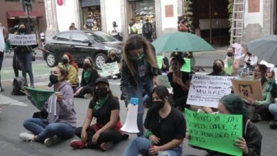 Feministas protestan afuera del Congreso