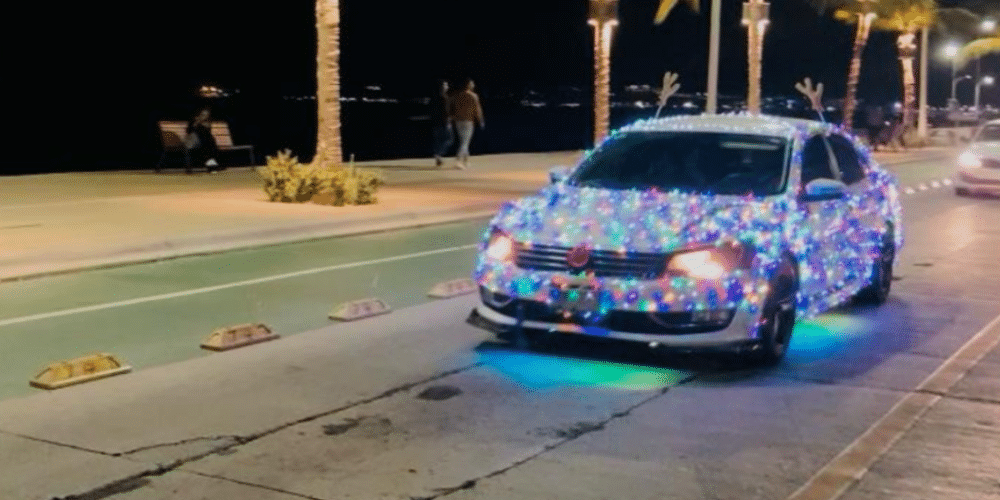 VIDEO: Auto navideño ilumina las calles de La Paz y roba las miradas